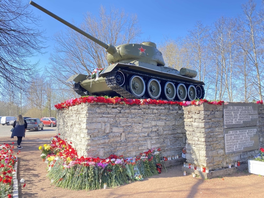Довиждане, руски танк. Естония започна да премахва съветските паметници